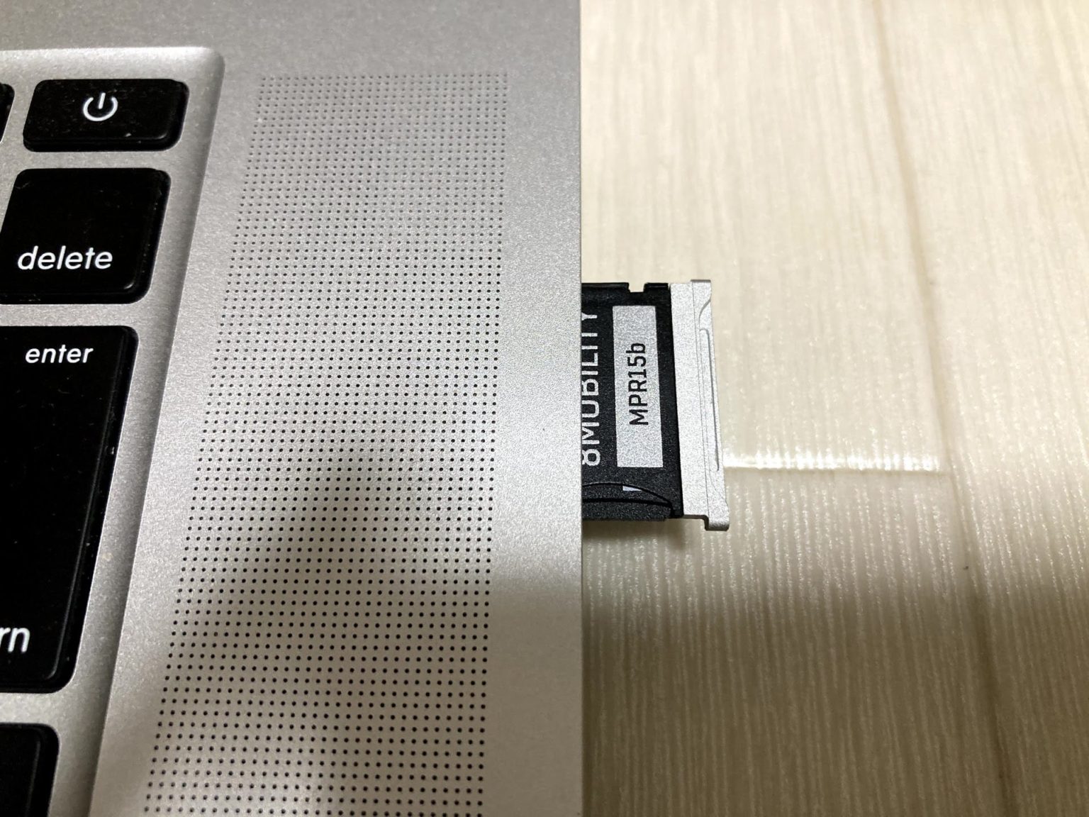 MacBook Pro/AirのSDカードスロットにツライチのアダプタ使用 Macのアンチョコ