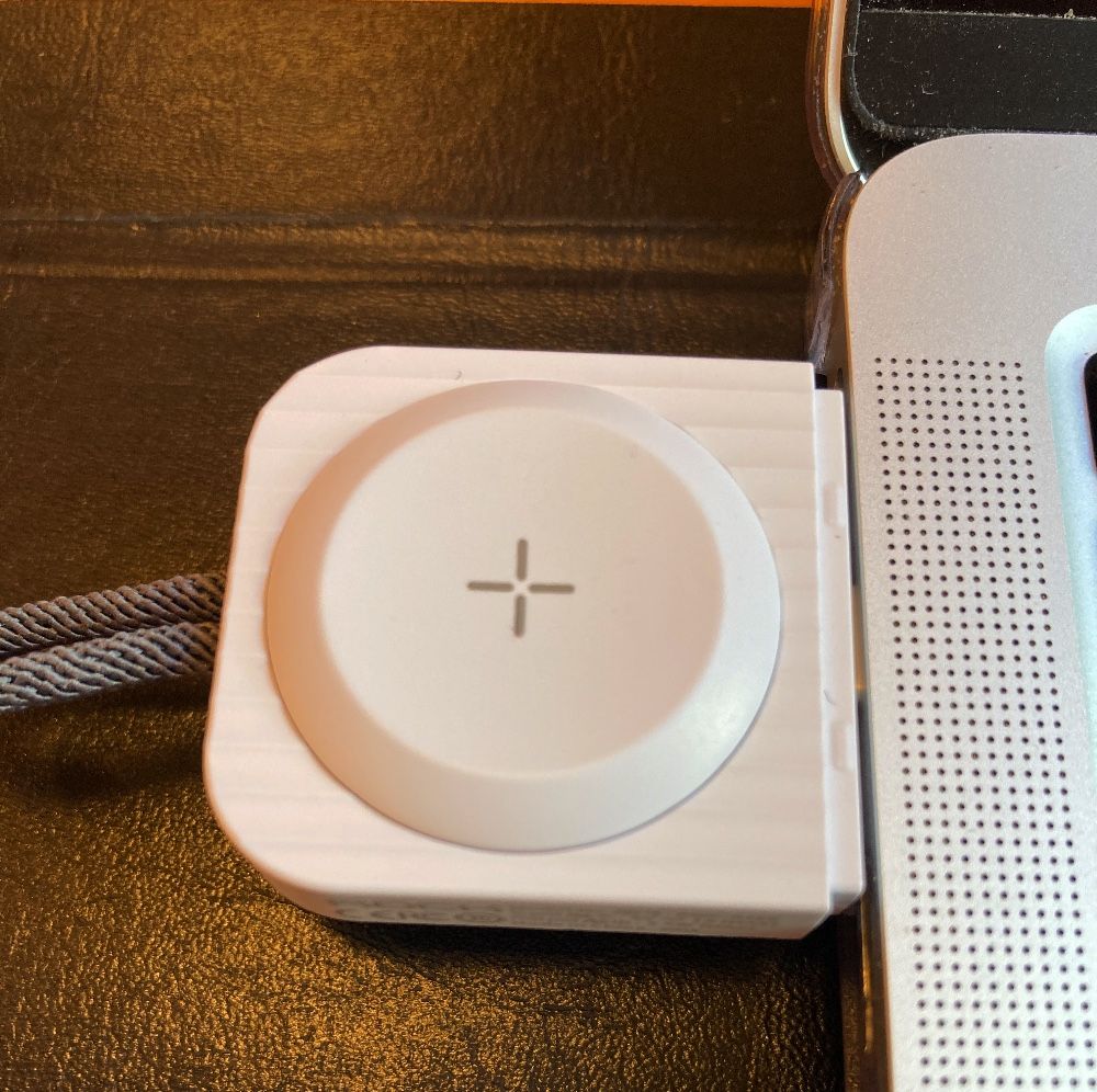ZealBea製Apple Watch充電器をMacBook Airに挿した状態