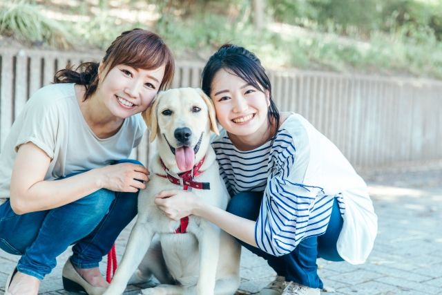 犬の散歩をする女性たち